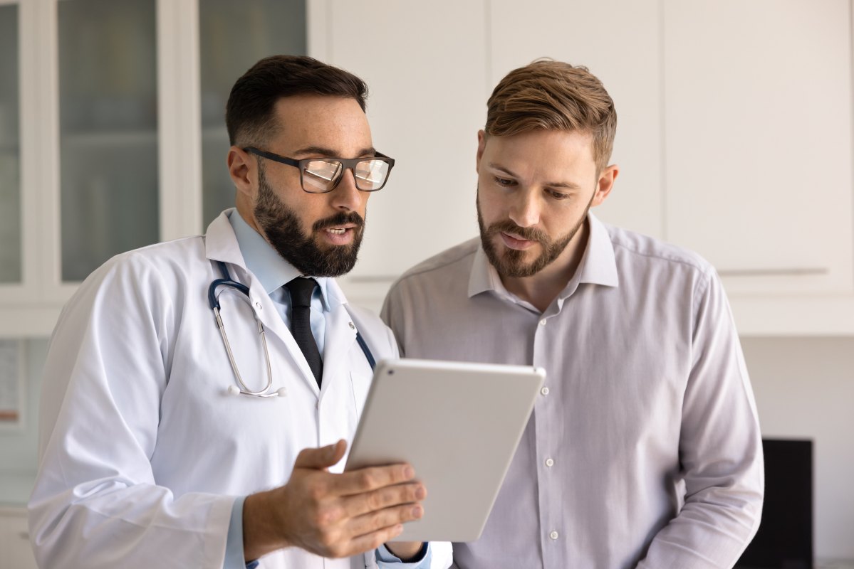 medico mostra i dettagli di un integratore alimentare al paziente per un trial clinico