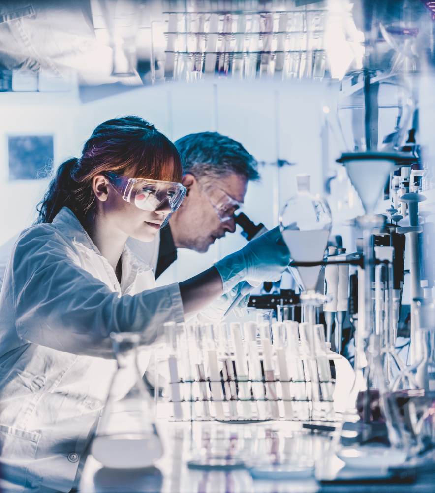 Ricercatori dei laboratori Metagenics lavorano allo sviluppo di integratori alimentari efficaci